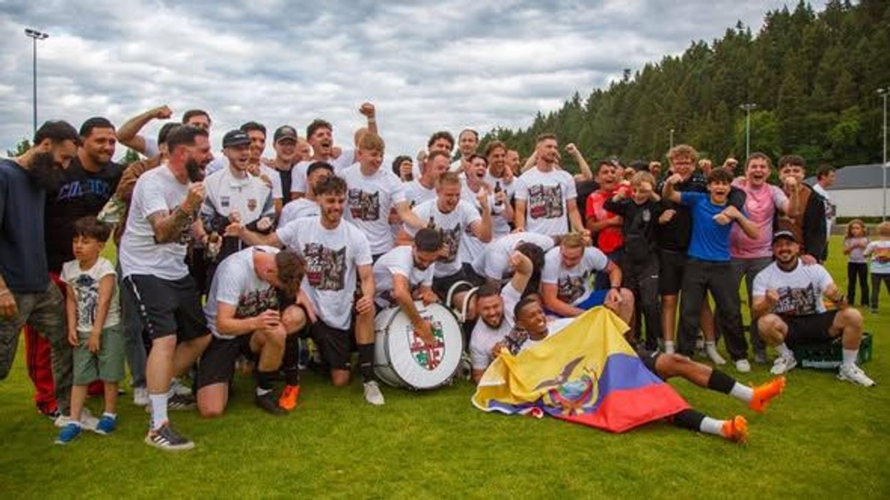Die Mannschaft jubelt.
