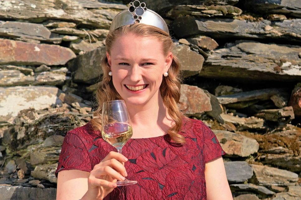 Laura Gerhardt war ein Jahr Moselweinkönigin und möchte jetzt Deutsche Weinkönigin werden. Foto: Moselwein e.V./Nicole Arnoldi