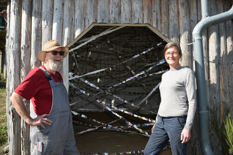 Auch Susanne Greven (re.), Tochter von Paul Greven (li.),  ist unter den ausstellenden Künstlern beim 17. Honerather Skulpturen-Symposion. Ihre Foto-Installation ist in der Galerie im Ziegenstall zu sehen.Foto: Scholl