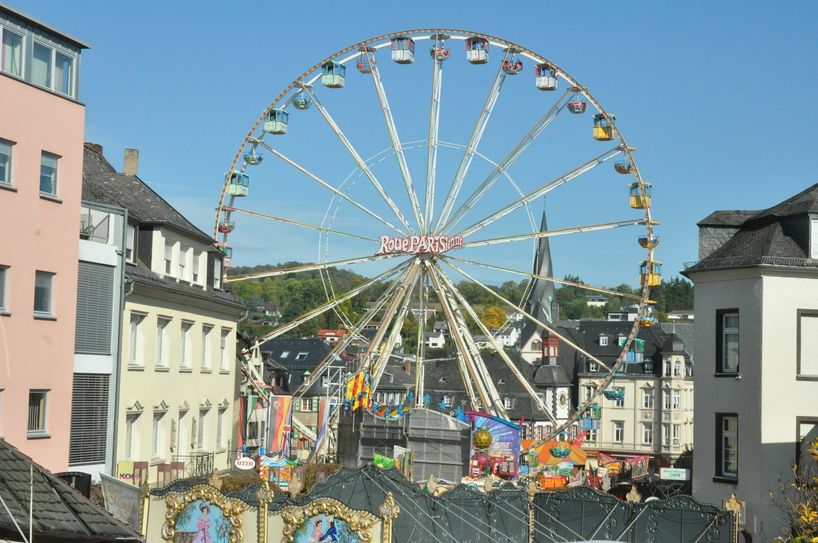 Das Riesenrad dreht sich vor der Kulisse von St. Clemens.