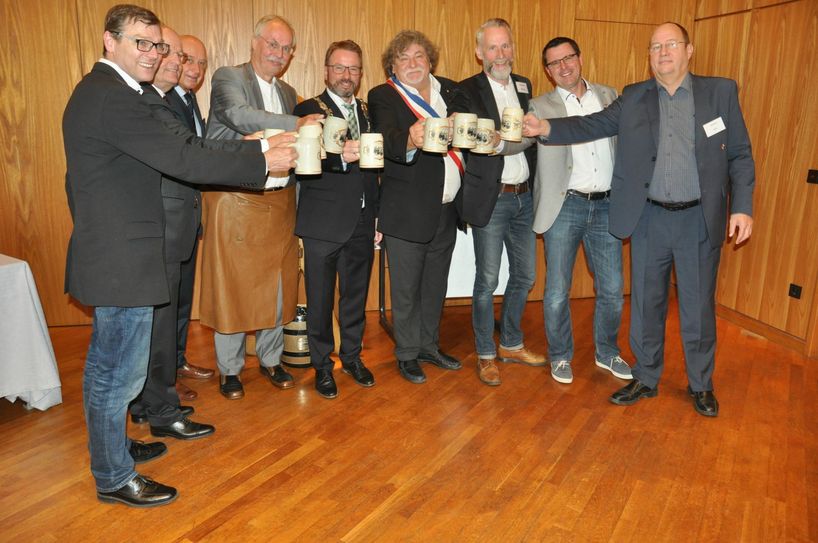 Das erste Bier des Lukasmarkts 2019 ist gezapft. Der Ehrengast des Wirtschaftsempfangs, Prof. Dr. Kristian Bosselmann-Cyran, hat das Fass angezapft.