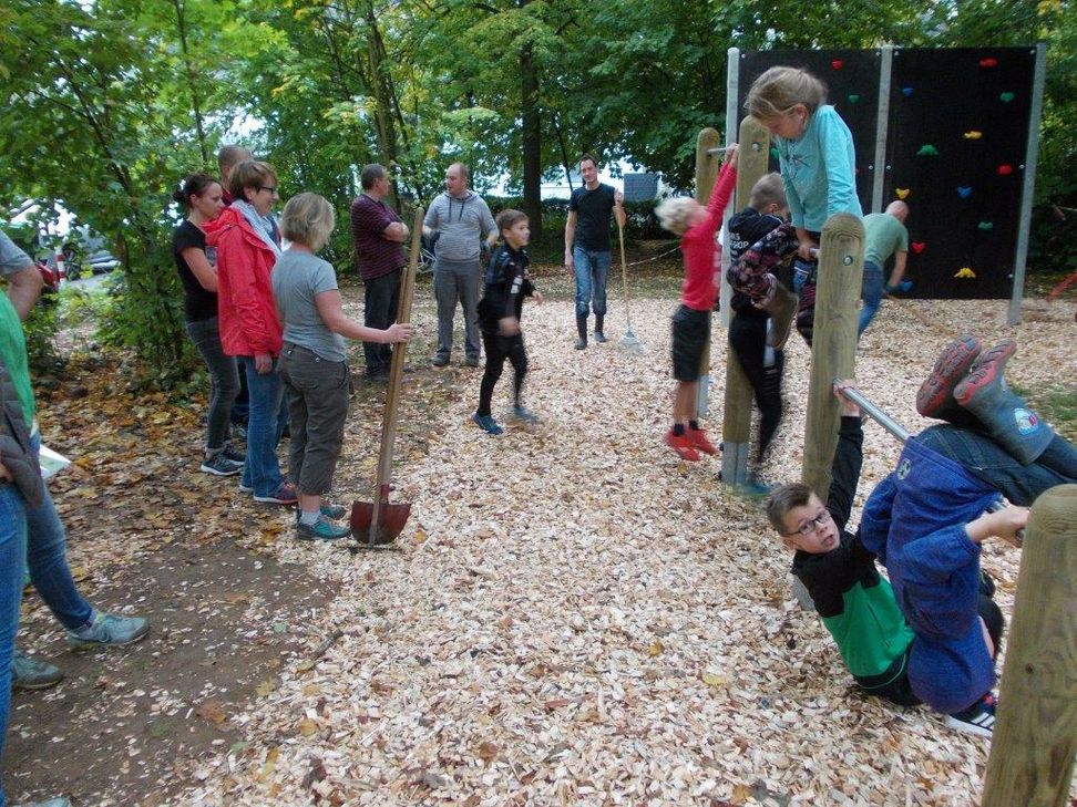 Die Schulleiterin dankte allen Helfern, die tatkräftig mit angepackt und die Ärmel für einen guten Zweck hochgekrempelt haben, so wie hier beim Verteilen der Hackschnitzel. Foto: FF