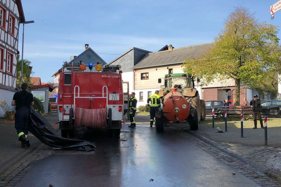 Ungewöhnlicher Einsatz für die Feuerwehr: Sie musste Gülle von der Jakob-Kneip-Straße in Pesch entfernen.