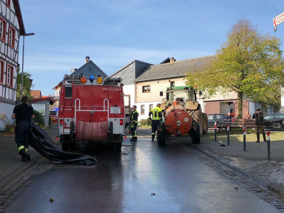 Ungewöhnlicher Einsatz für die Feuerwehr: Sie musste Gülle von der Jakob-Kneip-Straße in Pesch entfernen.