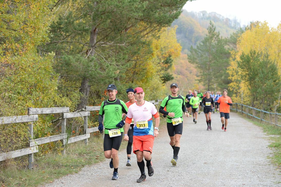Die Beliebtheit des Rursee-Marathons ist ungebrochen: Über 1000 Nennungen gibt es bereits für das Laufevent am 2. und 3. November in Einruhr. Foto: Alexis Koch
