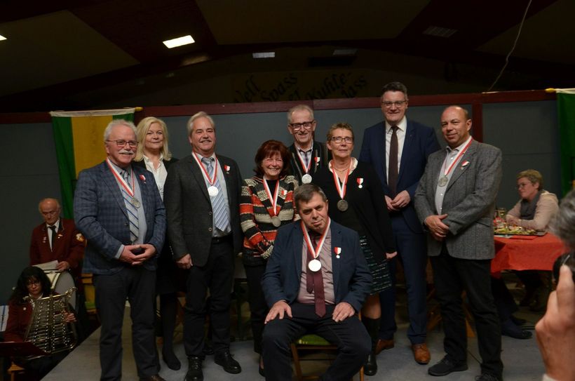 Die geehrten Ehrenamtler aus dem Monschauer Stadtgebiet mit Bürgermeisterin Margareta Ritter (2.v.l.) und Städteregionsrat Dr. Tim Grüttemeier (2.v.r.). Foto: T. Förster