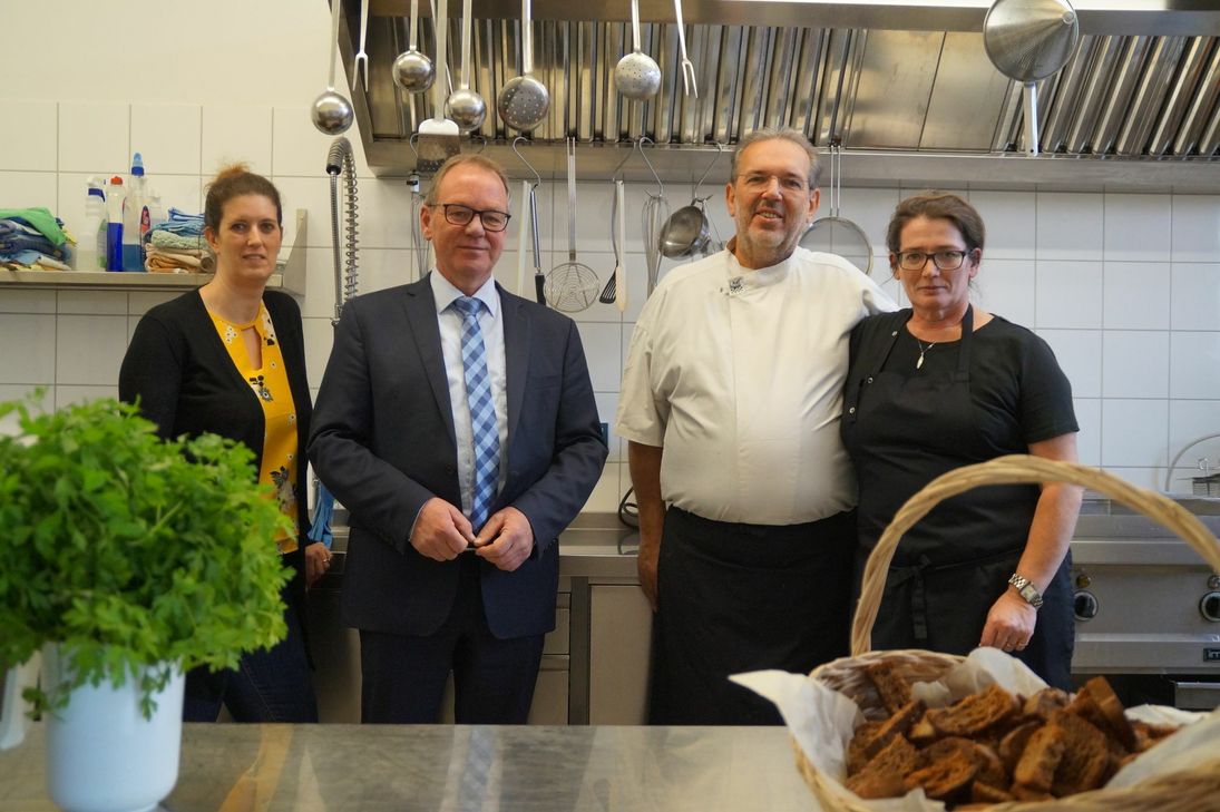 In der Küche der Grundschule Wincheringen wird seit einigen Wochen frisch gekocht. Das Foto zeigt (von links) Konrektorin Bianca Wolff, Bürgermeister Jürgen Dixius und das Küchenteam Harald Veit und Christine Wallrich-Veith. Foto: Nathalie Hartl