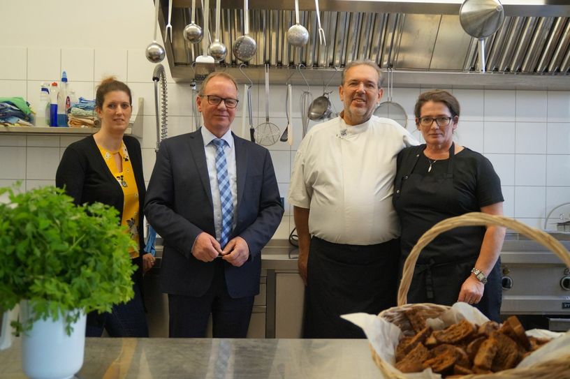 In der Küche der Grundschule Wincheringen wird seit einigen Wochen frisch gekocht. Das Foto zeigt (von links) Konrektorin Bianca Wolff, Bürgermeister Jürgen Dixius und das Küchenteam Harald Veit und Christine Wallrich-Veith. Foto: Nathalie Hartl