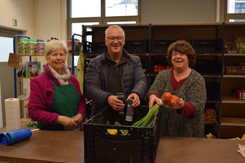 Georg Kaulen und die Mitarbeiter der Tafel hoffen auf viele Weihnachtskisten. Archivfoto: Fö
