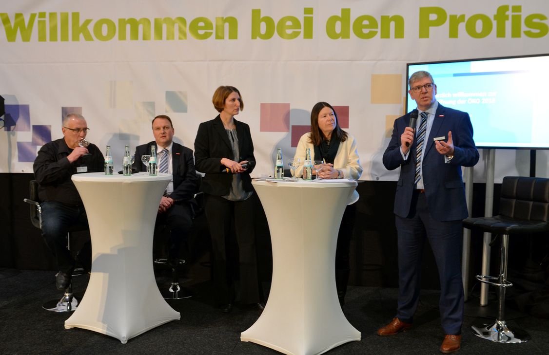 Diskutierten zur Eröffnung zu den Themen "Energiewende" und "Fachkräftemangel" (v. l.): Horst Langen (Obermeister SHK-Innung), Kreishandwerksmeister Gerd Benzmüller, Moderatorin Sabine Schwadorf, Umweltministerin Ulrike Höfken und HWK-Hauptgeschäftsführer Axel Bettendorf.  Foto: Finkenberg