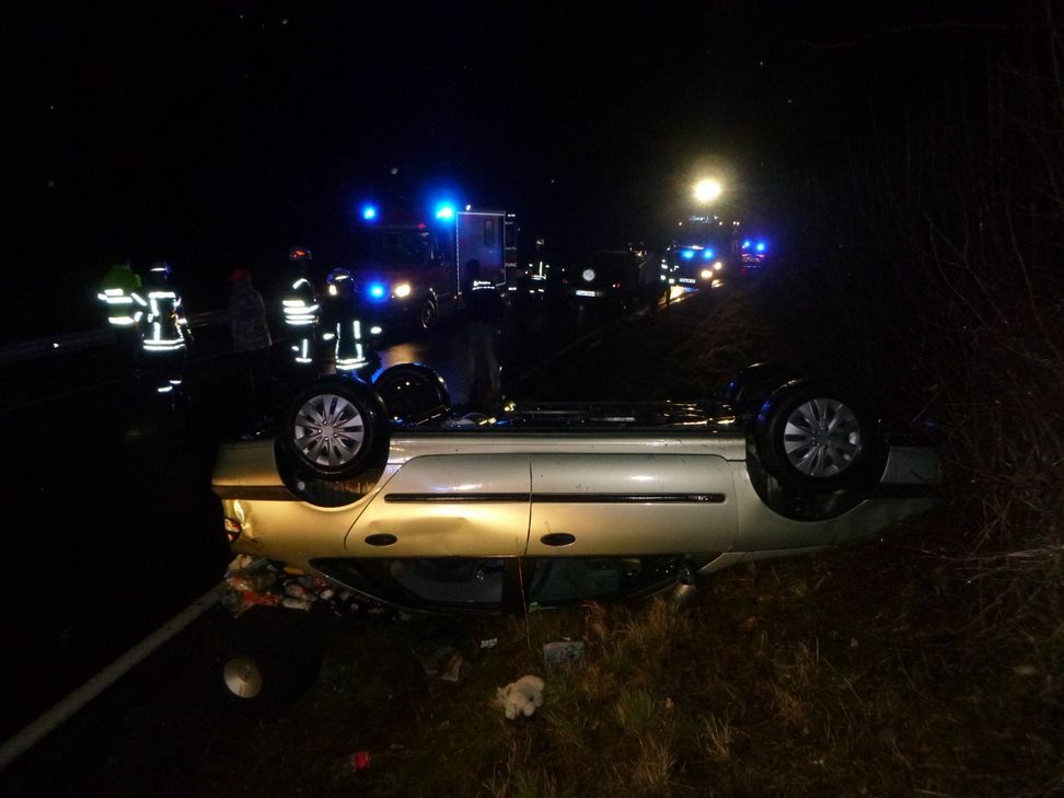 Glück im Unglück hatten eine Frau und ihr zweijähriges Kind bei diesem schweren Unfall.