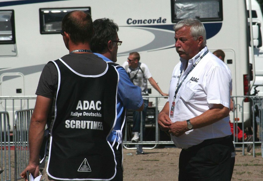 Rudi Bollig (r.) aus Maring-Noviand ist einer der wichtigsten Technischen Kommissare im Weltmotorsport. Foto: ADAC