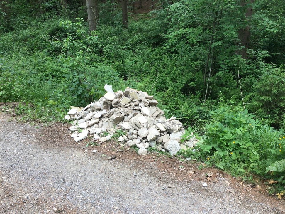 Ende Mai 2022 kam es nun am gleichen Weg zu zwei weiteren größeren Bauschuttablagerungen aus ähnlichem Material.