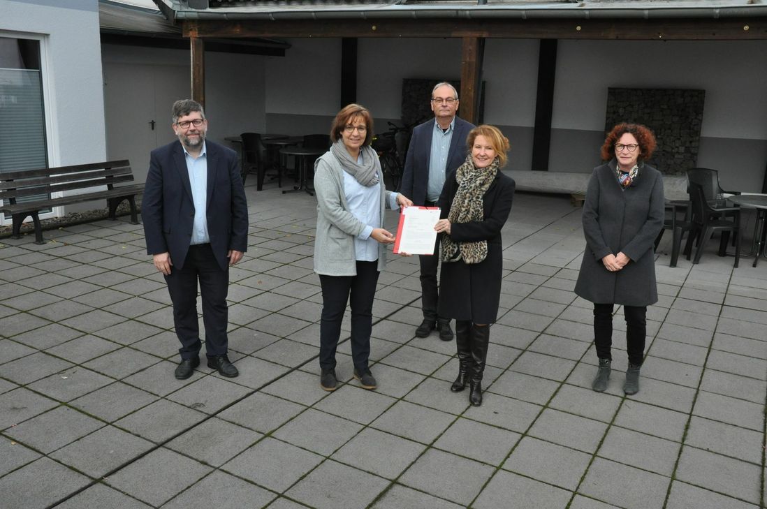 Staatssekretärin Heike Raab (2. v. r.) übergab die Sonderförderung für die soziale Funktion von Dorfläden an Gisela Heib vom Bremmer Dorfladen.