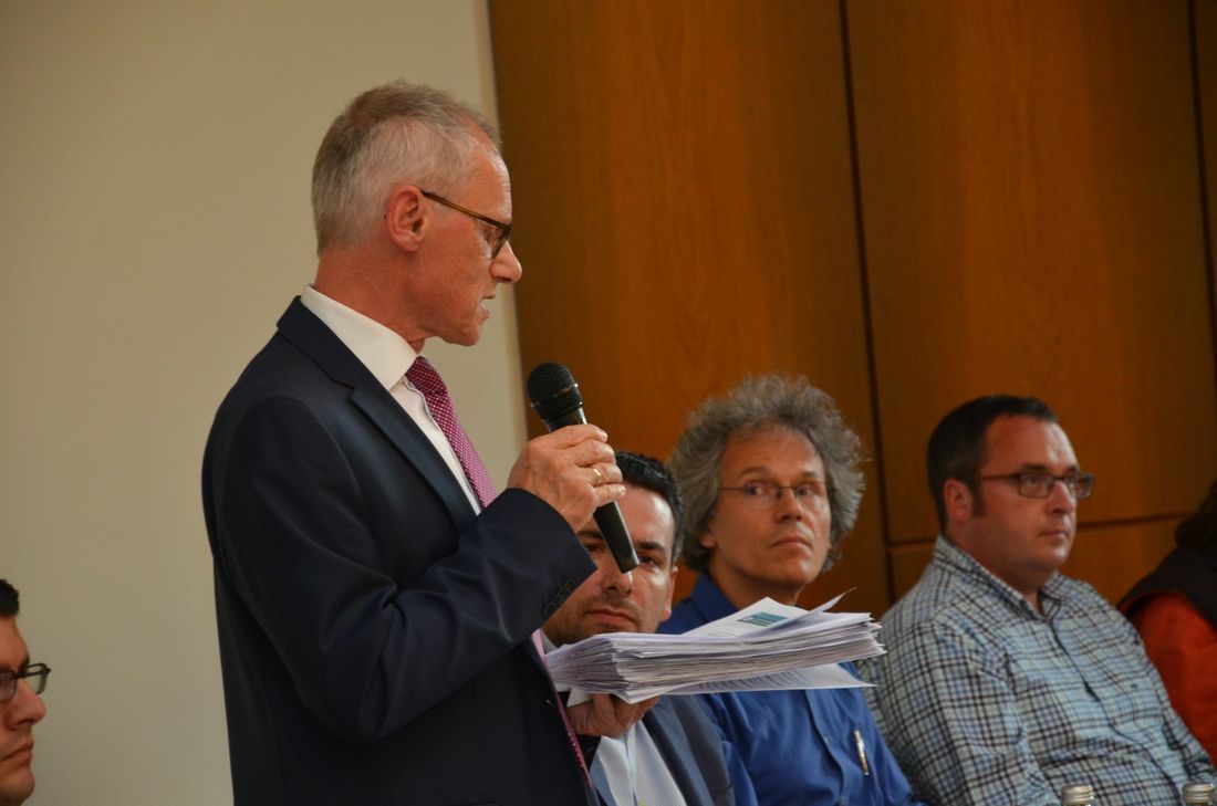 Bürgermeister Karl-Heinz Hermanns überreichte Dr. Benjamin Behar rund 1500 Unterschriften mit der Forderung, die Geburtshilfe zu erhalten.