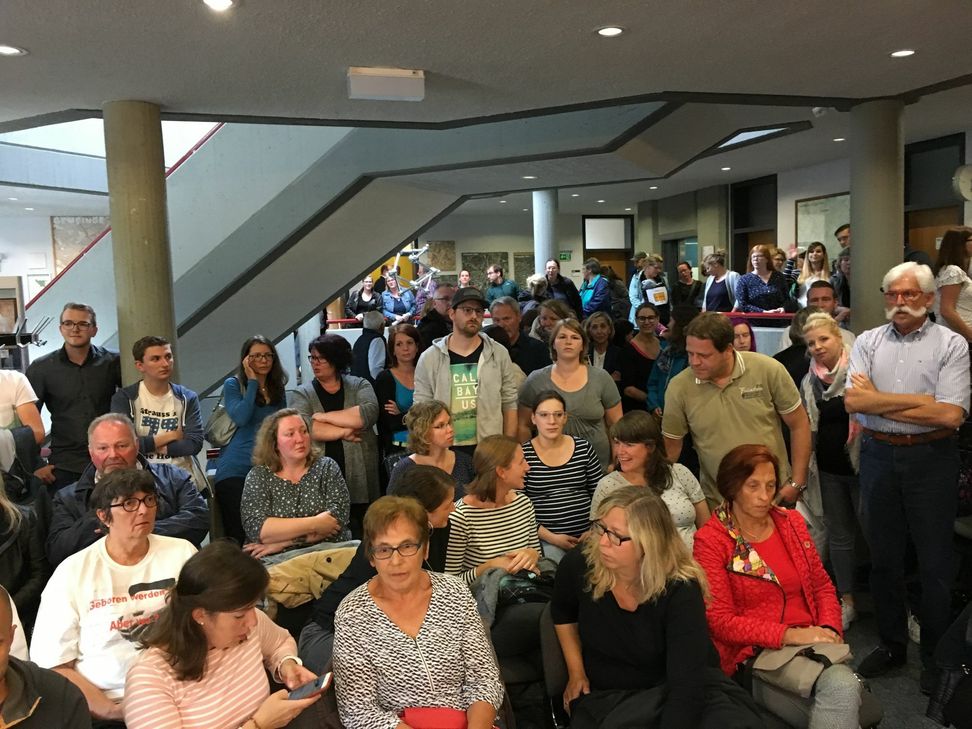 Der Ratssaal war überfüllt: Viele interessierte Eifeler verfolgten die Sitzung von Flur und Treppenhaus des Simmerather Verwaltungsgebäudes aus.