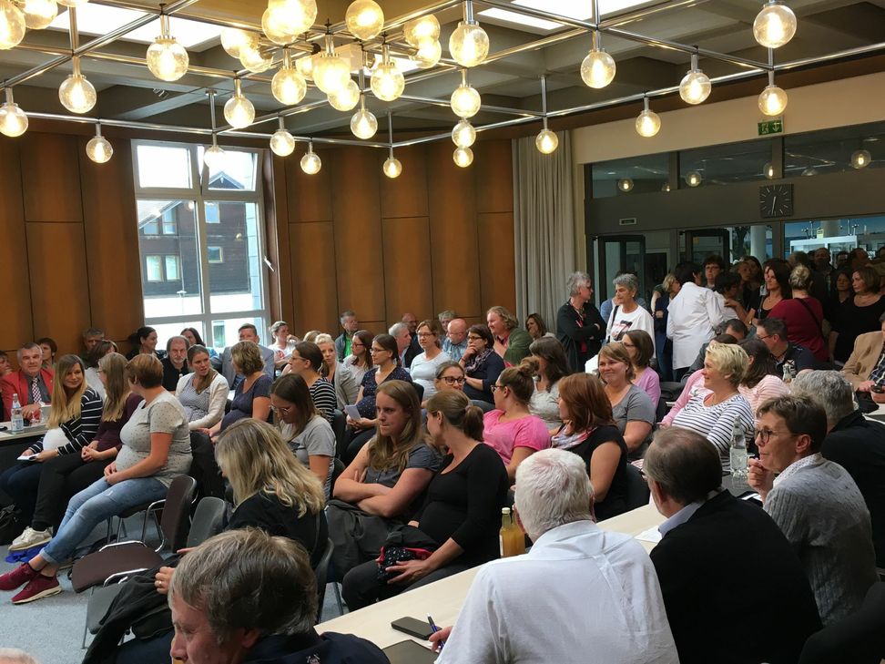 Angeführt von rund drei Dutzend Schwangeren, die im Innenraum des Sitzungssaales Platz genommen hatten, lauschten mehr als 250 Eifeler der Sondersitzung des Simmerather Gemeinderates zur Zukunft der Eifelklinik.