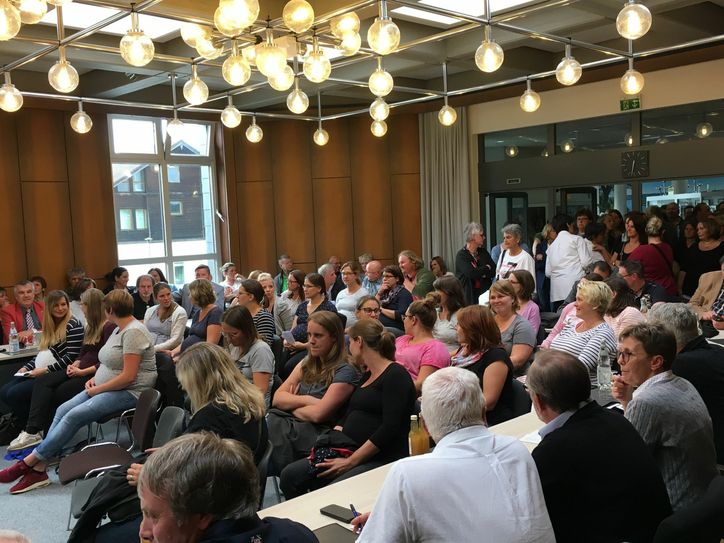 Angeführt von rund drei Dutzend Schwangeren, die im Innenraum des Sitzungssaales Platz genommen hatten, lauschten mehr als 250 Eifeler der Sondersitzung des Simmerather Gemeinderates zur Zukunft der Eifelklinik.