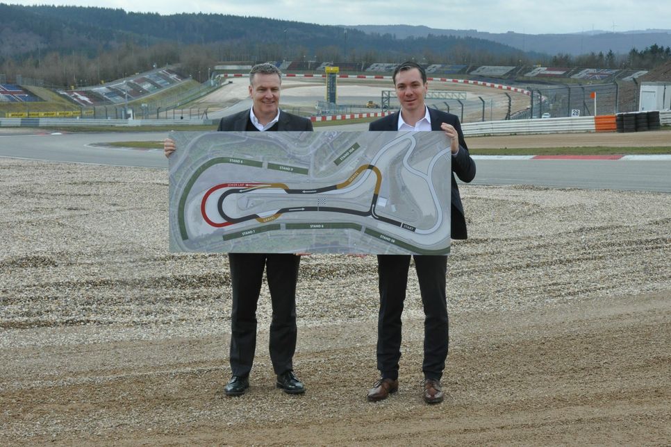 Paul Bellamy (links), Senior Vice President IMG, und Mirko Markfort, Nürburgring Geschäftsführer, präsentieren den Kurs der Rallycross-WM. Fotos: Pauly