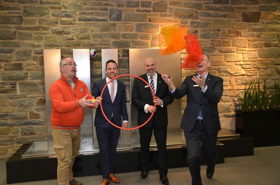 »Mr. Zirkus« Ralf Pauli vom Amt für Kinder, Jugend und Familie der Städteregion sowie Ruven Fux, Oliver Lapp und Olaf Jansen von der Raiffeisenbank Simmerath üben schon fleißig für die 13. Auflage des Kindermitmachzirkus »Soluna«, der vom 6. bis 11. Juli in Konzen gastiert. Foto: T. Förster