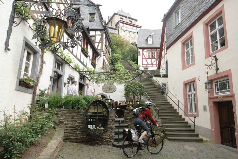 Beilstein trägt den Namen "Dornröschen der Mosel". Die Burgruine Metternich vervollständigt die romantische Kulisse. Infos unter www.beilstein-mosel.de. Foto: FF