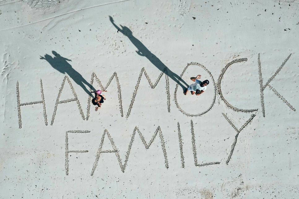 Die Hammock Family am Strand von Bohol (Philippinen). Foto: Hammock Family