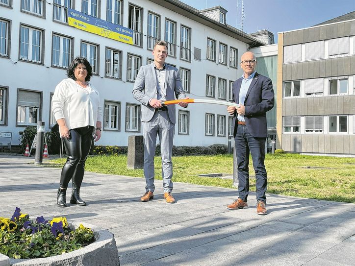 Oberbürgermeister Dirk Meid und Dagmar Luxem von der Wirtschaftsförderung mit Oliver Prey, Projektmanager "Deutsche Glasfaser".