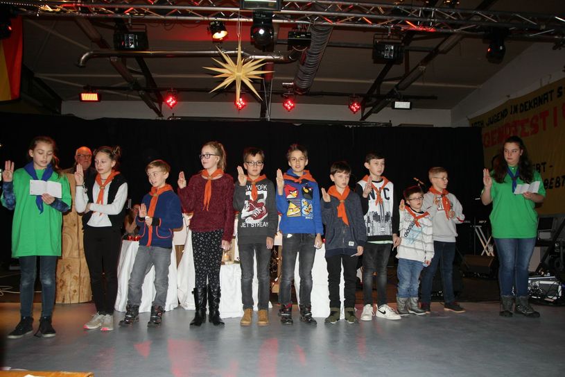 Hannah und Nora zeigen stolz den #balutiger, den sie gemeinsam gefunden haben. Foto: privat