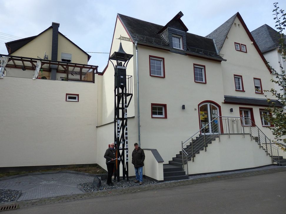 Albrecht Kroth (rechts) und Hermann Thur am Hochwasserturm.