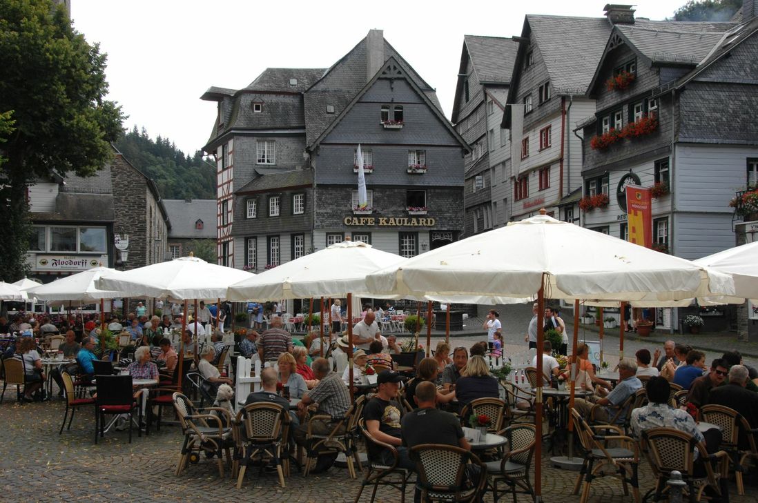 Das Geschäft für die Gastronomen wie hier auf dem Monschauer Marktplatz läuft zwar wieder an. Unterstützung können sie aber dringend gebrauchen. Hilfe kommt nun womöglich aus der Politik.
