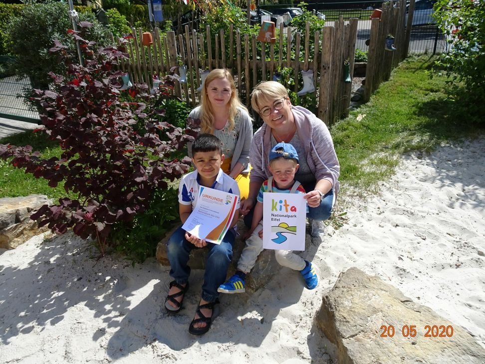 Kinder und Erzieher im Helena Stollenwerk-Kindergarten freuen sich über die Auszeichnung.