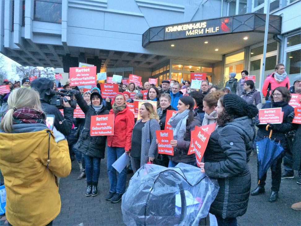 Mahnwache vor dem Dauner Krankenhaus gegen die Schließung der Geburtshilfestation. Foto: A. Koch