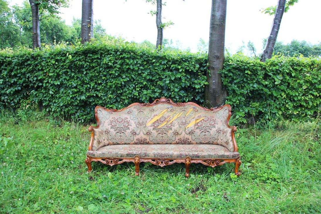 Gemütlich mutet es an, das entsorgte Sofa in der Eicherscheider Heckenlandschaft. Foto: Löhrer