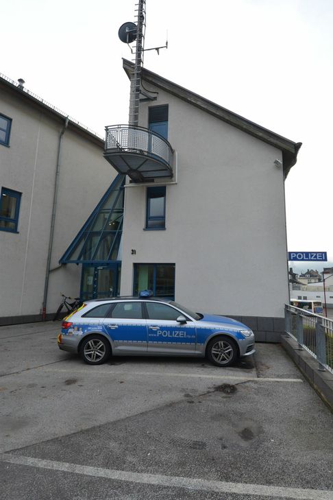 Schwere Vorwürfe werden gegen Heinrich A. erhoben. Die Staatsanwaltschaft Koblenz hat den Mann, der unter anderem für die Polizei Cochem (Foto) als Dienstleister tätig war, wegen 207 Fällen des schweren sexuellen Missbrauchs angeklagt. Laut Staatsanwaltschaft hat er ein Teilgeständnis abgelegt.