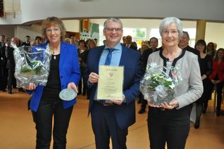 Stadtbürgermeister Gerhard Weber überreichte Vertreterinnen des Vereins "Durchblick" die Verdienstmedaille der Stadt Kaisersesch.