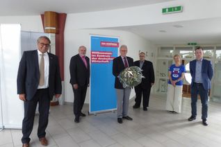 Von links: HWK Hauptgeschäftsführer Ralf Hellrich, Kreishandwerksmeister Alfred Wenz, der bisherige Hauptgeschäftsführer Gerhard Schlau, Kreishandwerksmeister Peter Mumbauer, Geschäftsführerin Silke Dittrich und der neue Hauptgeschäftsführer Patrick Mayer. (Foto: Kreishandwerkerschaft)