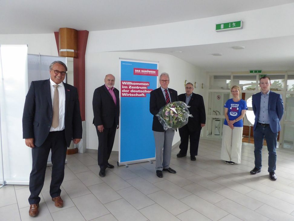 Von links: HWK Hauptgeschäftsführer Ralf Hellrich, Kreishandwerksmeister Alfred Wenz, der bisherige Hauptgeschäftsführer Gerhard Schlau, Kreishandwerksmeister Peter Mumbauer, Geschäftsführerin Silke Dittrich und der neue Hauptgeschäftsführer Patrick Mayer. (Foto: Kreishandwerkerschaft)