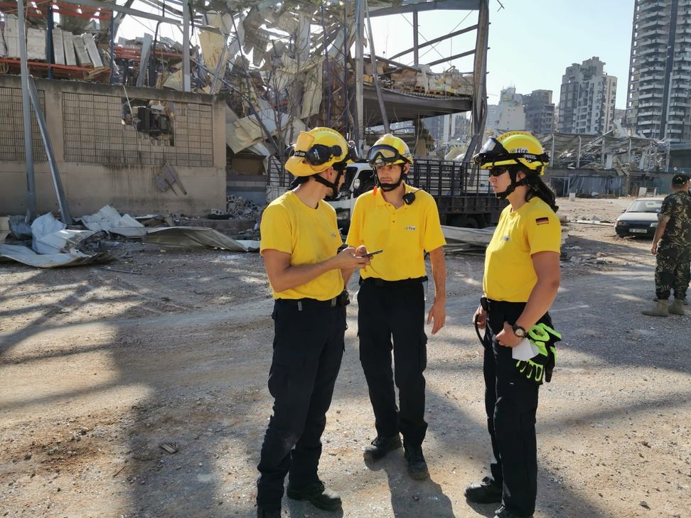 Die Einsatzkräfte von @fire beraten sich in der Trümmerlandschaft in Beirut.
