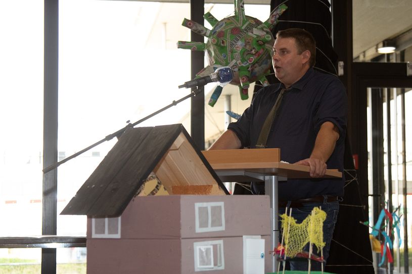 Begeistert über die Einblicke, die die Marienschüler in ihre Gefühlswelt in der Krise gaben, äußerte sich Schulleiter Michael Mombauer. Bild: Tameer Gunnar Eden/Eifeler Presse Agentur/epa