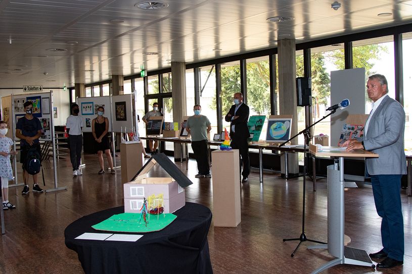 Wie Schüler sich in der Corona-Krise gefühlt haben, kann man zurzeit in einer Ausstellung im Kreishaus Euskirchen sehen, die Landrat Günter Rosenke jetzt mit viel Lob für die Marienschule, aber auch mit mahnenden Worten zum Umgang mit der Pandemie eröffnete. Bild: Tameer Gunnar Eden/Eifeler Presse Agentur/epa