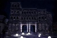 Besucher können mit der Installation Licht spenden, um damit das Schicksal eines Trierer Opfers zu beleuchten.