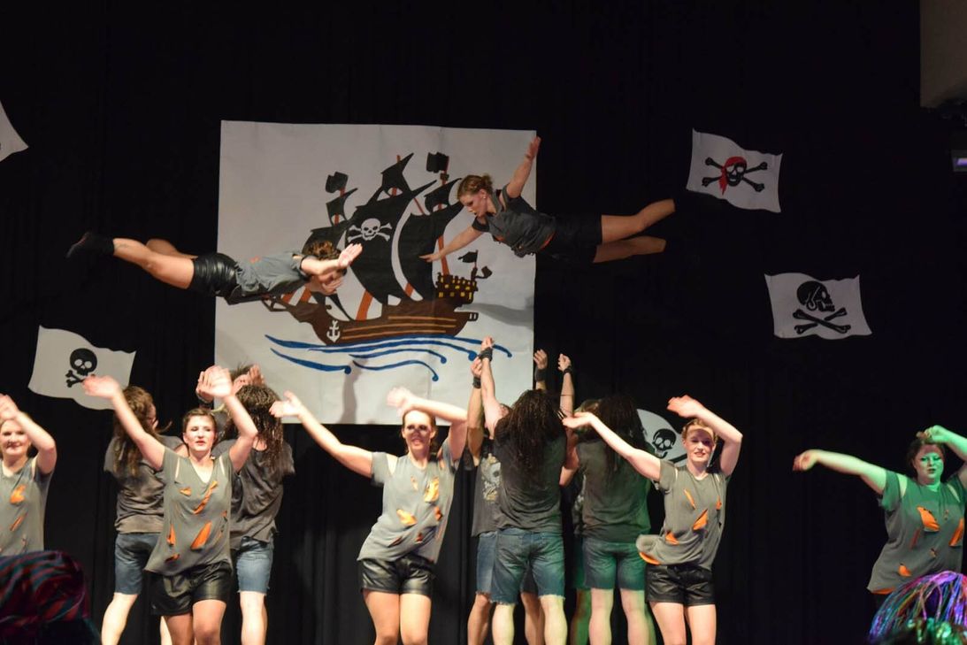 Viele eigene Kräfte sind bei der Eicherscheider Dorfsitzung zu erleben: Besonders beeindruckend stets die Showtanzgruppe »Baccaras«.