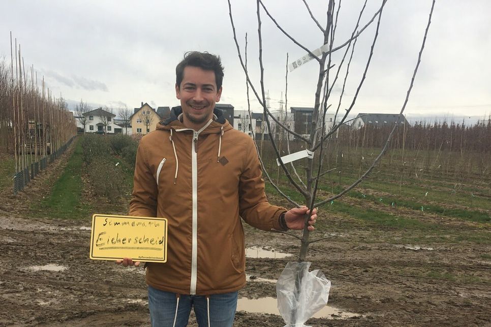 Amyn Nachite aus Eicherscheid zählt zu den Gewinnern der WDR-Aktion »Pflanze Deinen Baum«: Seinen grünen Preis konnte in einer Baumschule in Meckenheim abholen und hat ihn schon am Wochenende eingepflanzt. Foto: WDR