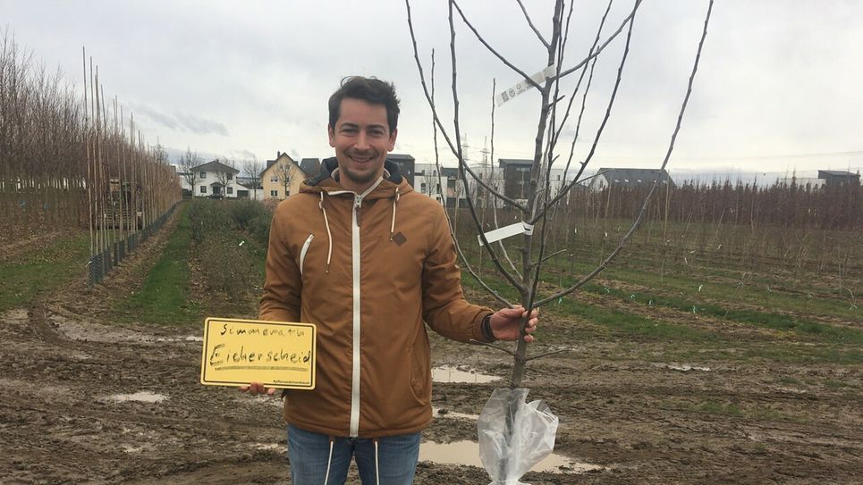 Amyn Nachite aus Eicherscheid zählt zu den Gewinnern der WDR-Aktion »Pflanze Deinen Baum«: Seinen grünen Preis konnte in einer Baumschule in Meckenheim abholen und hat ihn schon am Wochenende eingepflanzt. Foto: WDR