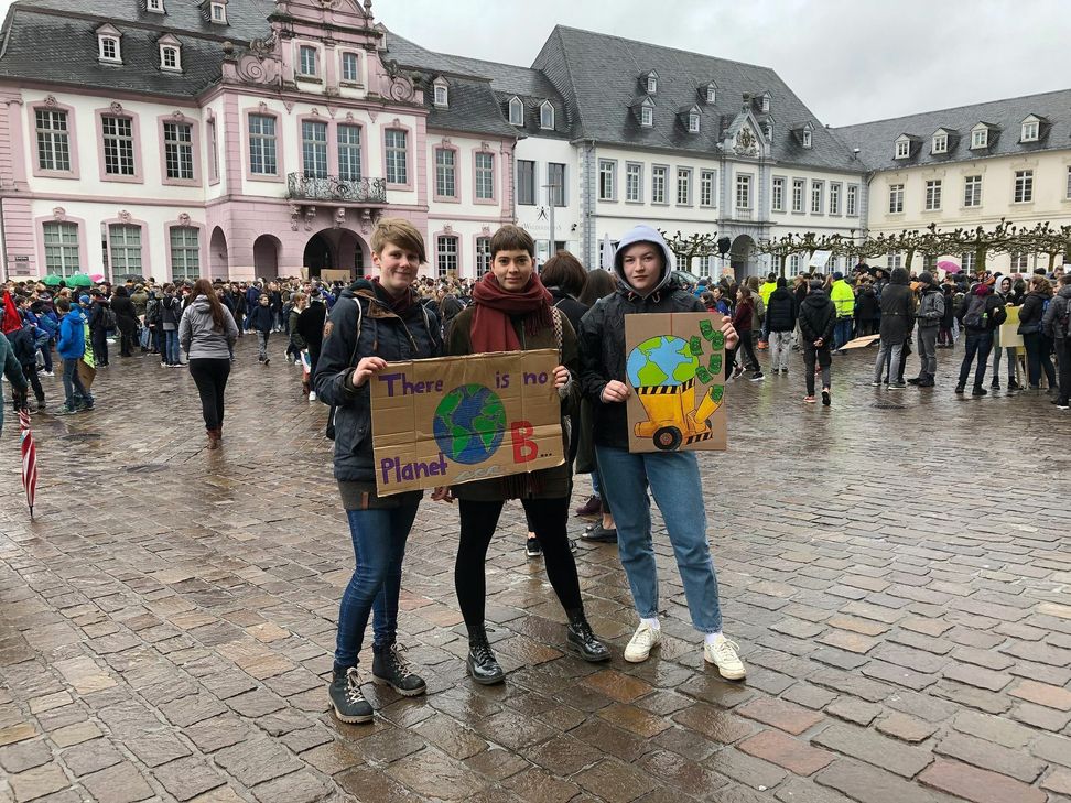 Auch die Schülerinnen des Bischöflichen Angela-Merici-Gymnasiums (v.l.n.r.) Esther Marx, Klara Werle und Anna Weißhuhn waren bei dem Protestzug mit dabei. Foto: Bistum Trier