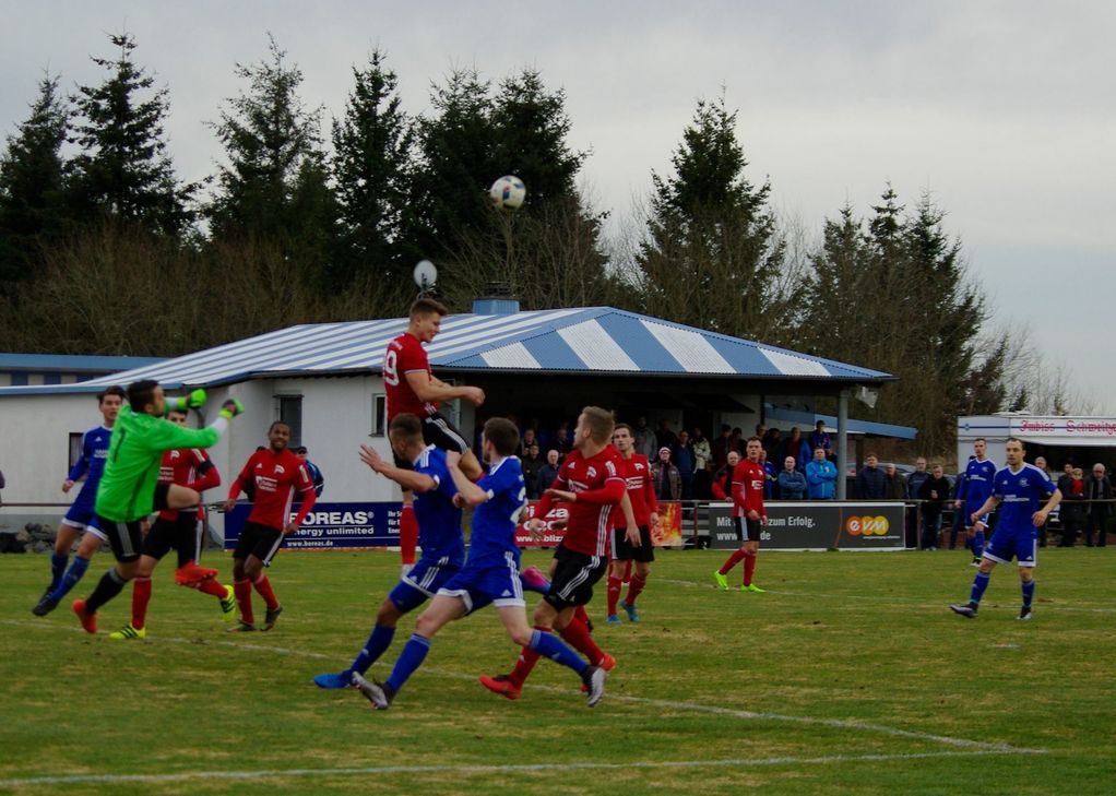 Die robuste Abwehr um Torwart Stelletta machte fast alle Karbacher Angriffsbemühungen im Spiel gegen den SV Röchling Völklingen zunichte. Am Ende stand es für die Gäste verdient 1:4. Foto: Arno Boes