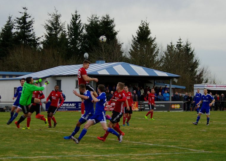 Die robuste Abwehr um Torwart Stelletta machte fast alle Karbacher Angriffsbemühungen im Spiel gegen den SV Röchling Völklingen zunichte. Am Ende stand es für die Gäste verdient 1:4. Foto: Arno Boes