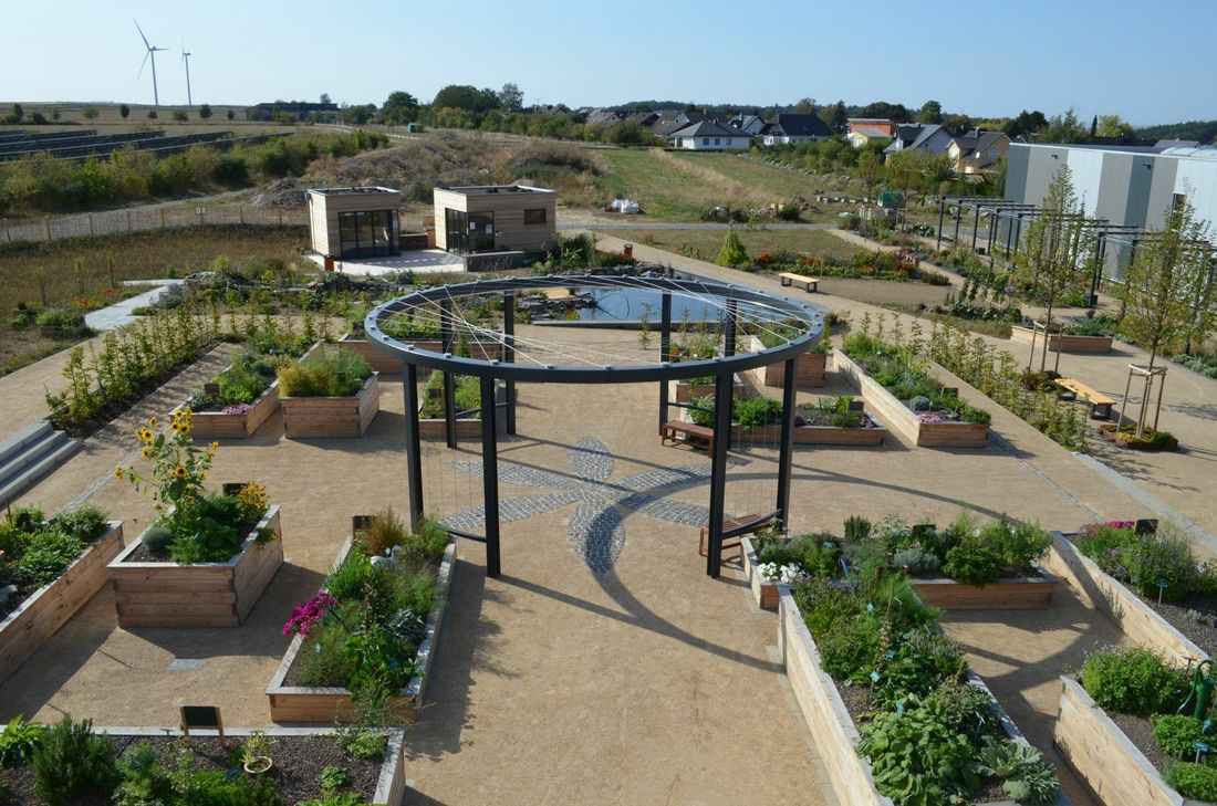 Die Gärten bieten neben den 16 Beeten auch Platz für einen Heidegarten, Steppenbeete, Obstbäume, einen Teich mit entsprechender Bepflanzung sowie ein Bereich für Permakultur/Nutzgarten. (Fotos: Bender)