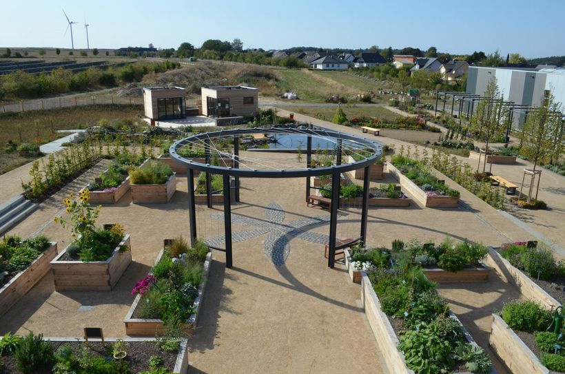 Die Gärten bieten neben den 16 Beeten auch Platz für einen Heidegarten, Steppenbeete, Obstbäume, einen Teich mit entsprechender Bepflanzung sowie ein Bereich für Permakultur/Nutzgarten. (Fotos: Bender)
