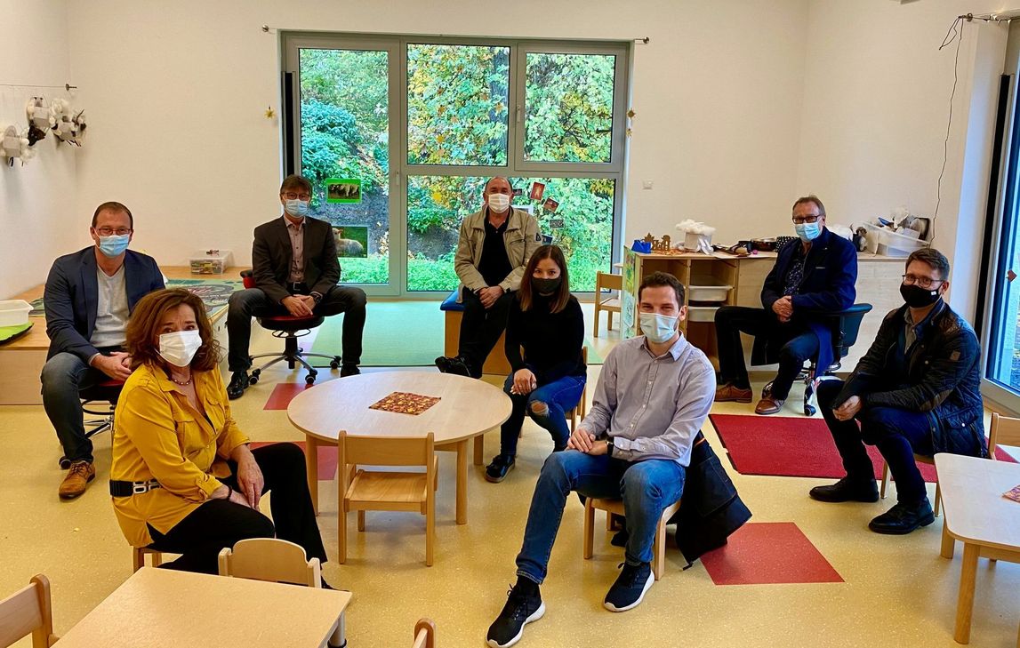 Von links: Jörg Lempertz (VG-Bürgermeister Mendig), Petra Winninger (Kita-Leiterin), Burkhard Nauroth (Erster Kreisbeigeordneter), Rainer Hillger (Ortsbürgermeister Thür), Jenny Borowsky-Stoffels (Kita Thür), Lukas Ellerich (Beigeordneter Thür), Otmar Schüller (Fachbereichsleiter "Familie, Schulen, Ordnung und Soziales") und Andreas Loeb (Fachbereichsleiter "Bauen, Wasser und Abwasser").